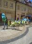 Dzieci z niebieskimi balonami na polkowickim Rynku