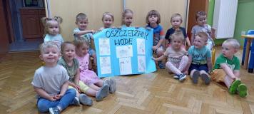 Dzieci z plakatem na temat oszczędzania wody