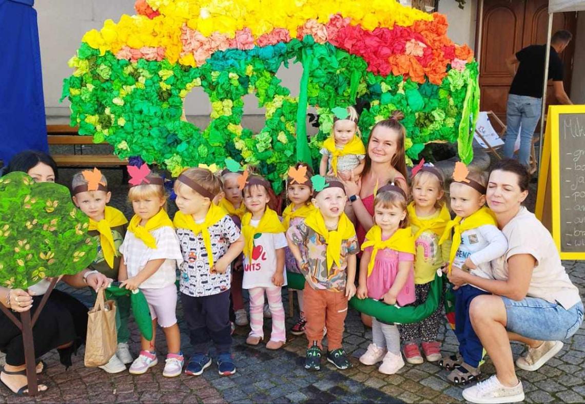 Zdjęcie grupy dzieci wraz z opiekunkami